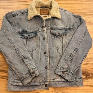 Levi's Women's Denim Jacket with Sherpa Collar - faded light blue Jean